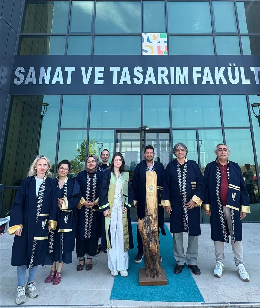  Sanat ve Tasarım Fakültesi Fakülte Birincisi Açelya Bingöl, Geleneksel Kütük Çakma Törenini Gerçekleştirdi.