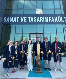  Sanat ve Tasarım Fakültesi Fakülte Birincisi Açelya Bingöl, Geleneksel Kütük Çakma Törenini Gerçekleştirdi.
